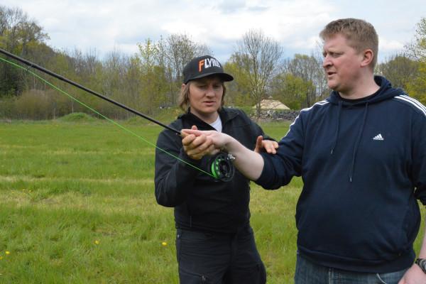 Lerne alle wichtigen Grundlagen des Fliegenfischens!