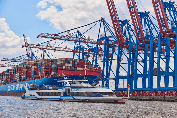 Modernes Fahrgastschiff im Container Hafen