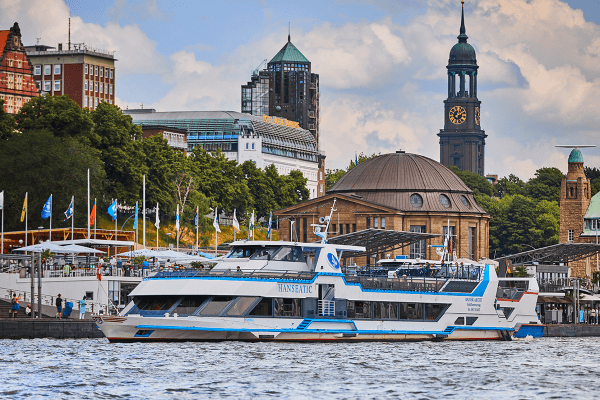 Fahrgastschiff MS Hanseatic an den St. Pauli Landungsbrücken