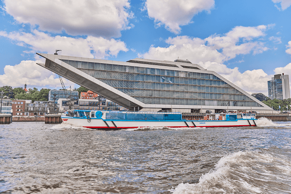 Luxus-Barkasse fährt am Dockland vorbei