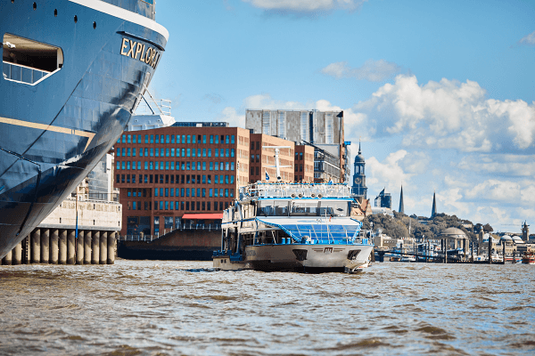 Fahrgastschiff am Kreuzfahrtterminal