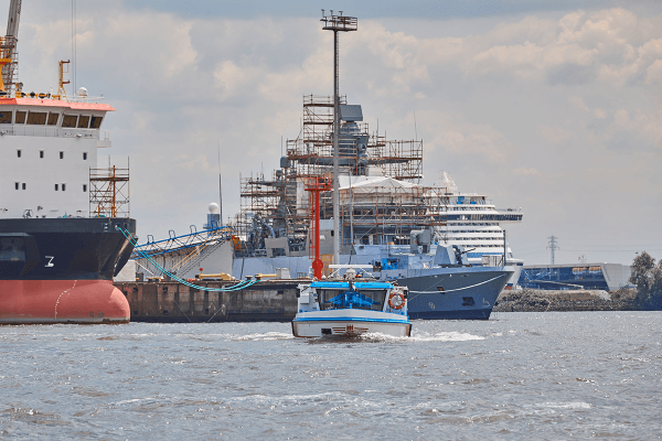 Luxus-Barkasse im Industriehafen