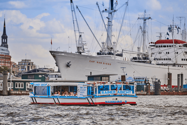Luxus-Barkasse an der Überseebrücke mit der Cap San Diego