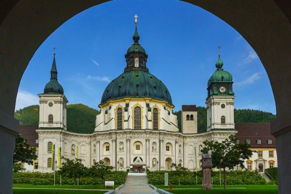 Die beeindruckende Basilika besuchen.