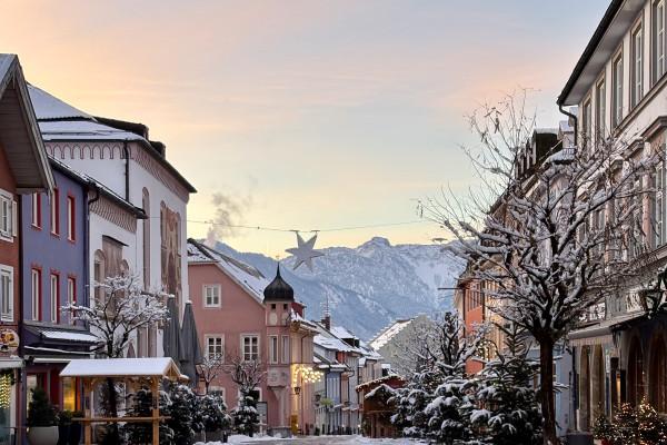 Blick aus der Murnauer Fußgängerzone auf die bayerischen Voralpen