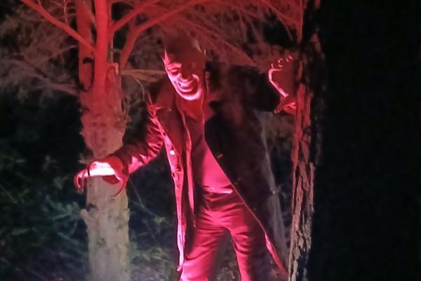 Vampir kommt Zähne fletschend auf die Gruppe zu