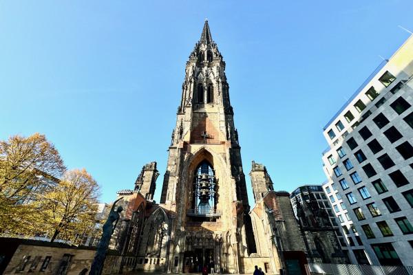 Mahnmal St. Nikolai: Eindrucksvolle neugotische Ruine und Ort bewegter Hamburger Stadtgeschichte.