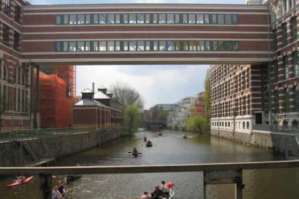 Wir sehen die Plagwitzer Industriearchitektur und die Stadt am Wasser.