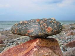 Zwei aufeinandergeschichtete Steine an der Ostsee
