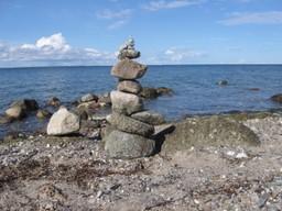 Ein Steinturm an der Ostsee