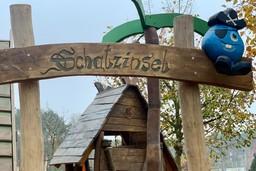Ein Eingangstor mit der Aufschrift Schatzinsel im Erlebnispark Scharmuntzelland