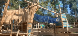 Ein Klettergerüst mit Netz-Röhre im Freizeitpark Scharmuntzelland