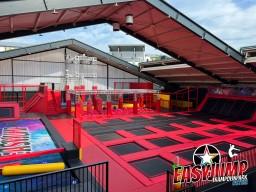 Rot-schwarze Trampoline in der Trampolinhalle EasyJump in Grömitz bei geöffnetem Dach