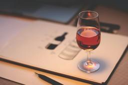 Glas mit Rosé-Wein bei einem Wein-Tasting