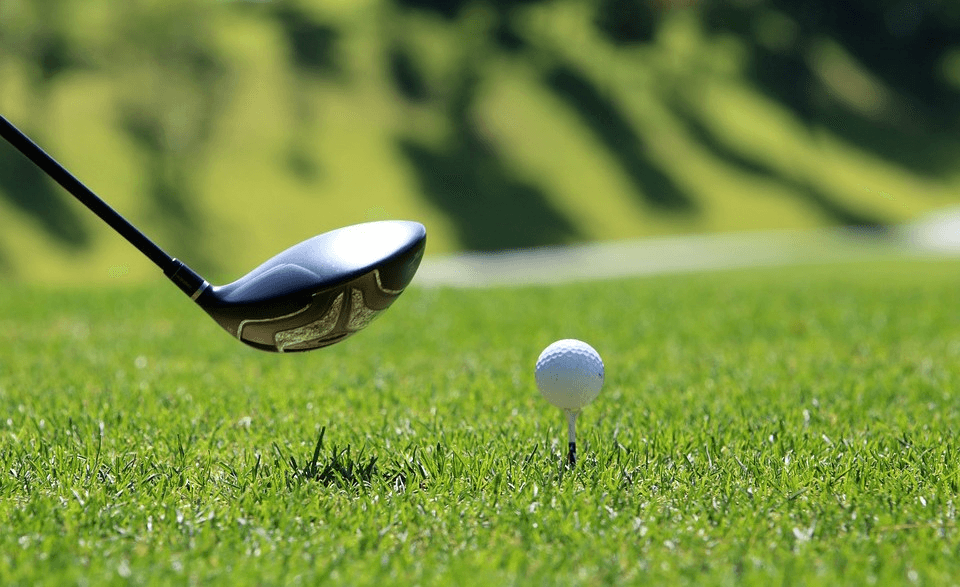 Ein Golfschläger und ein Tee mit Golfball