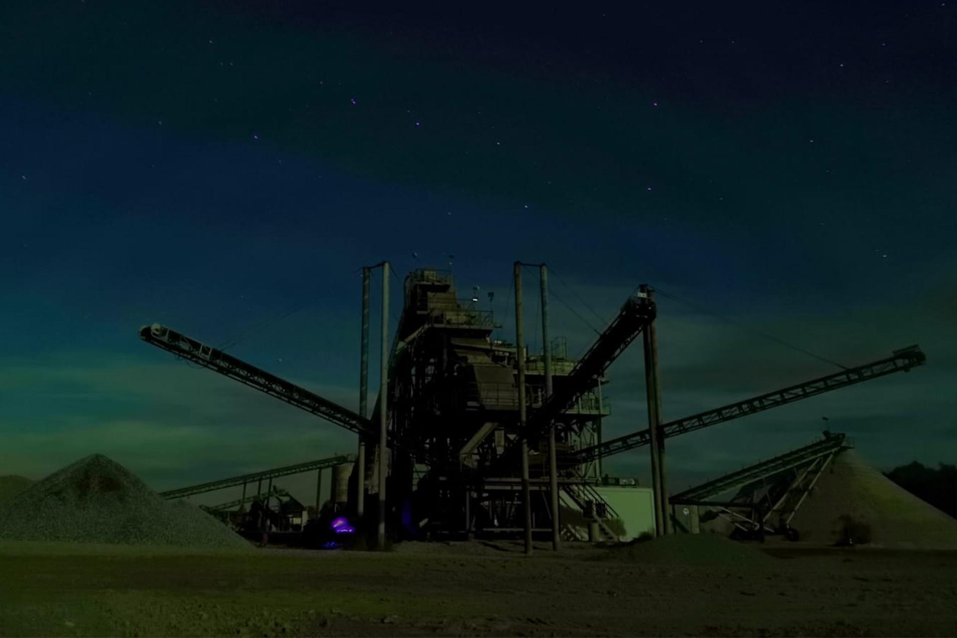 Stahlkonstruktion im Kieswerk Lüttow bei Nacht