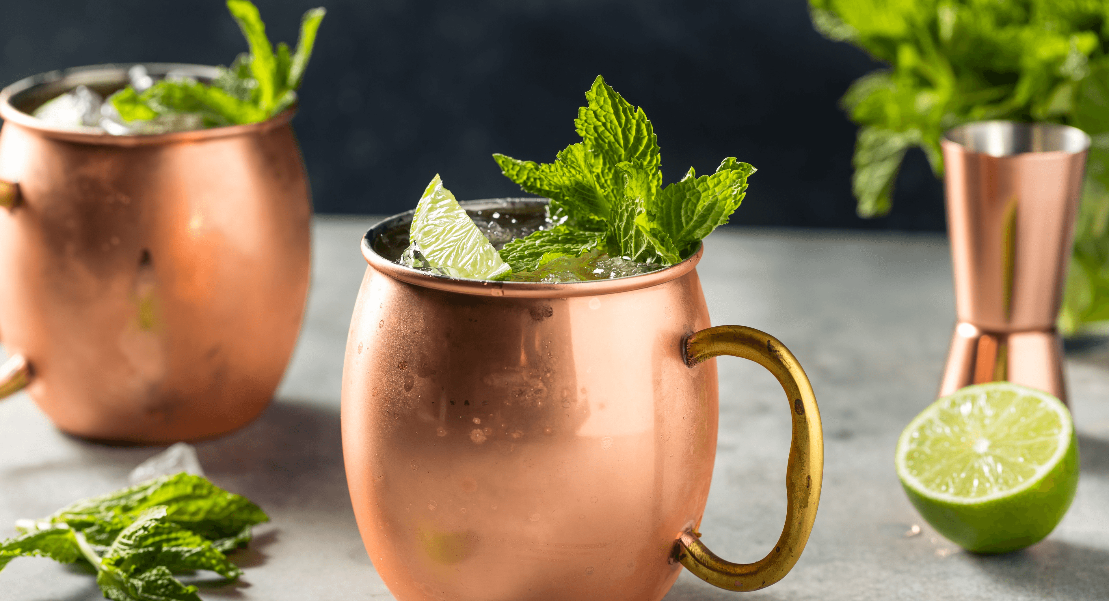 Der Cocktail Moscow Mule mit Limetten und Minze