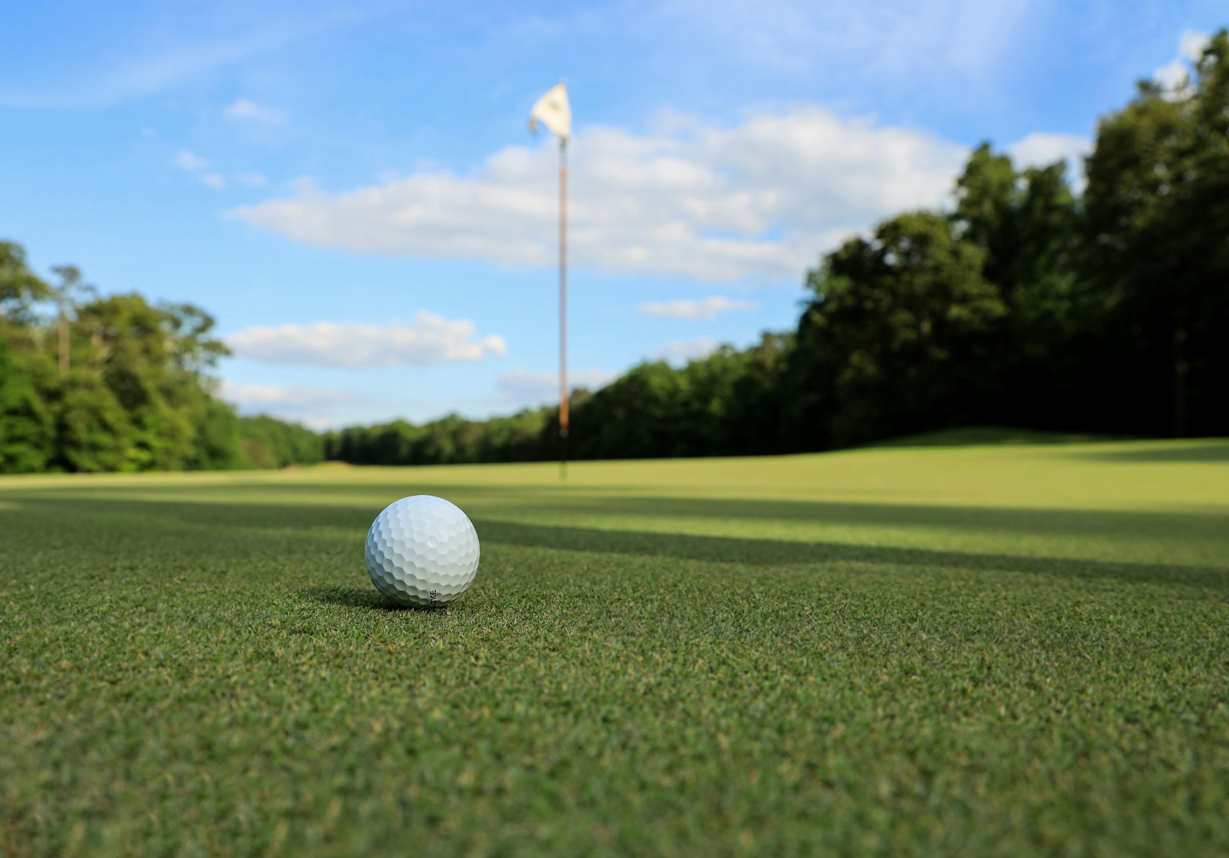 Ein Golfball liegt auf einem Golfplatz