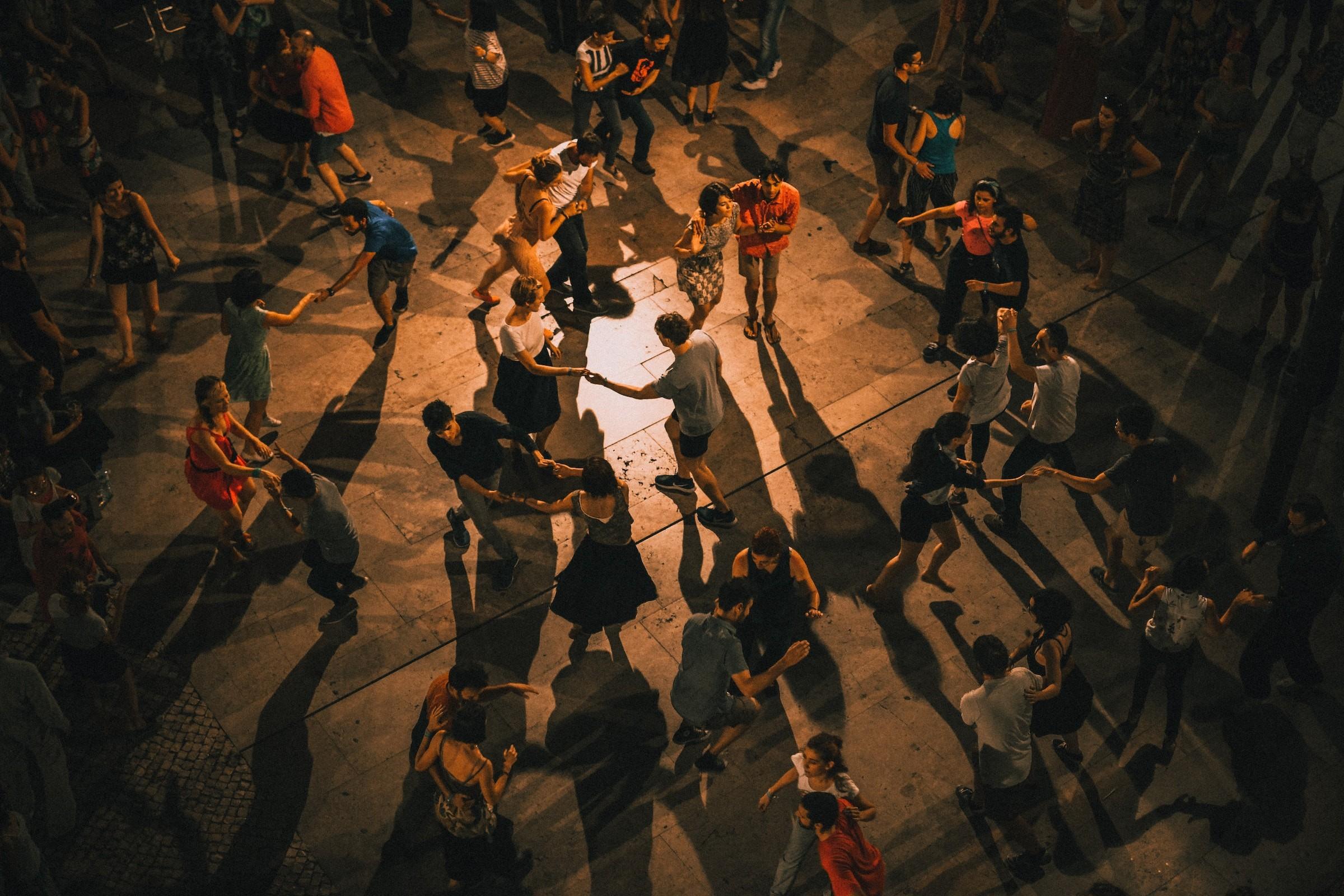 Menschen tanzen auf einer Tanzfläche