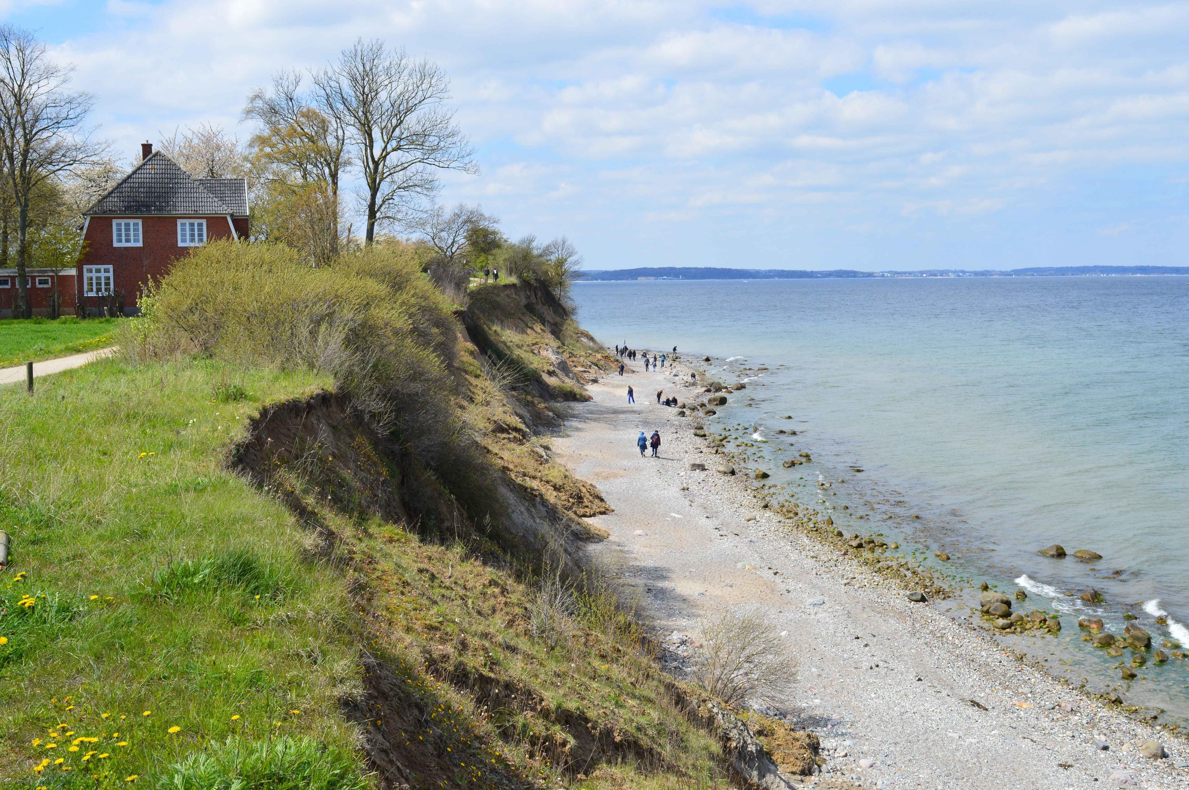 Steilufer an er Ostseeküste mit einem Haus oben auf der Düne