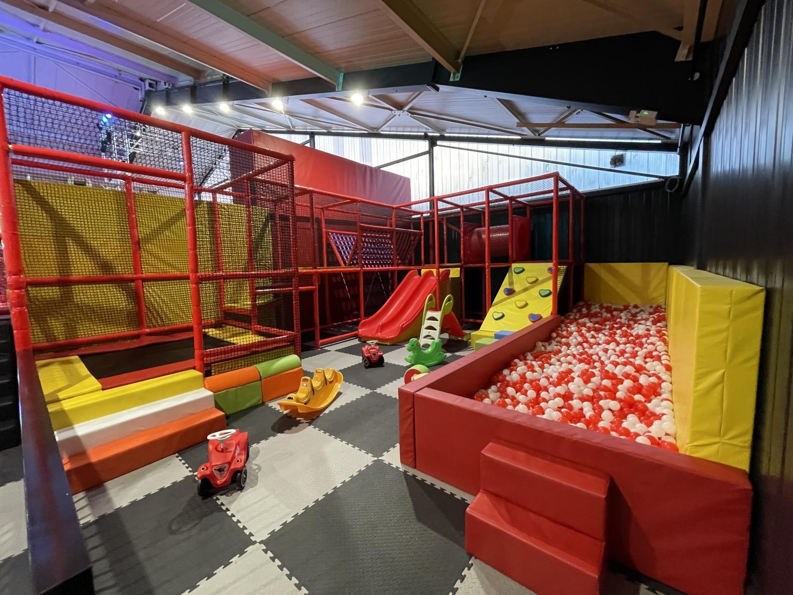 Kinderbereich mit Rutsche und Bällebad im Trampolinpark EasyJump in Grömitz