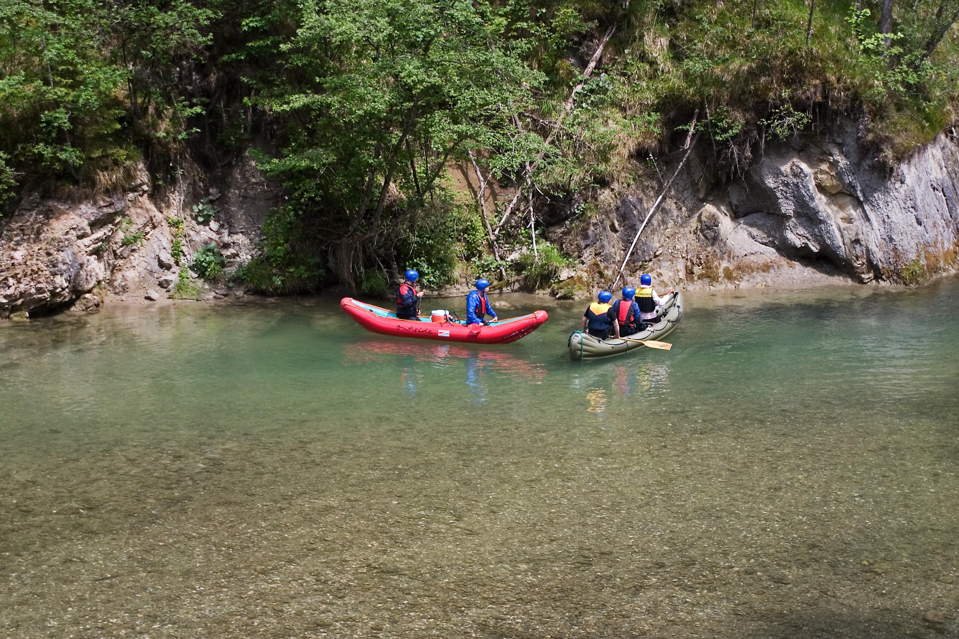 Aufblasbare Kanus bei einer Bootstour auf der Isar