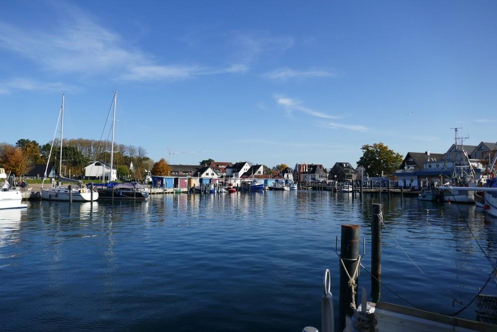 Niendorfer Hafen mit vertäuten Booten