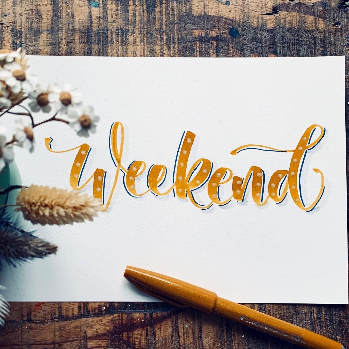 Blatt Papier mit dem Handlettering-Schriftzug Weekend