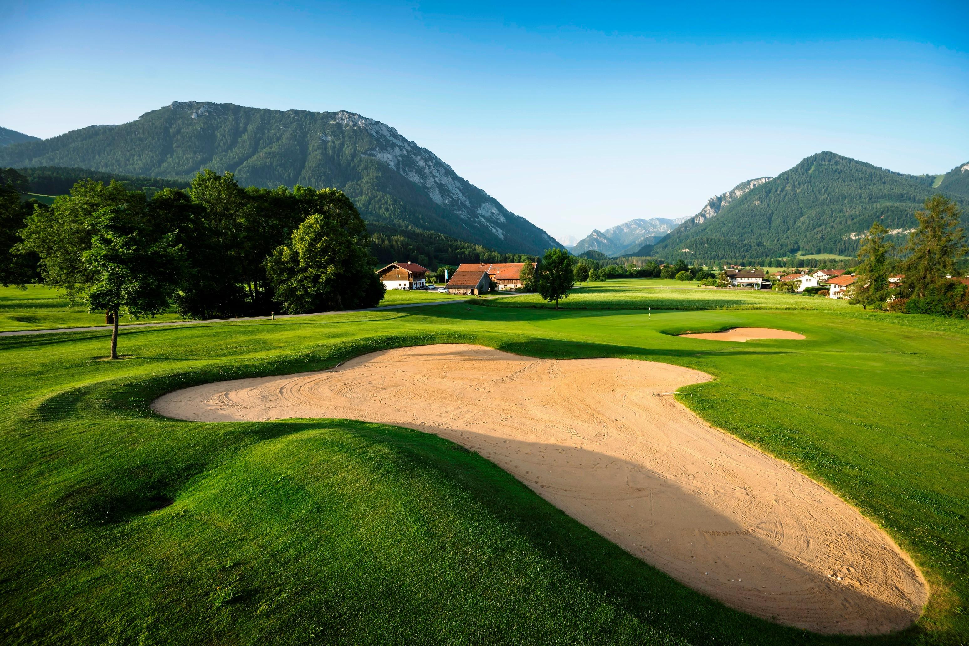 Sandbunker auf dem Golfplatz Ruhpolding mit den Alpen im Hintergrund