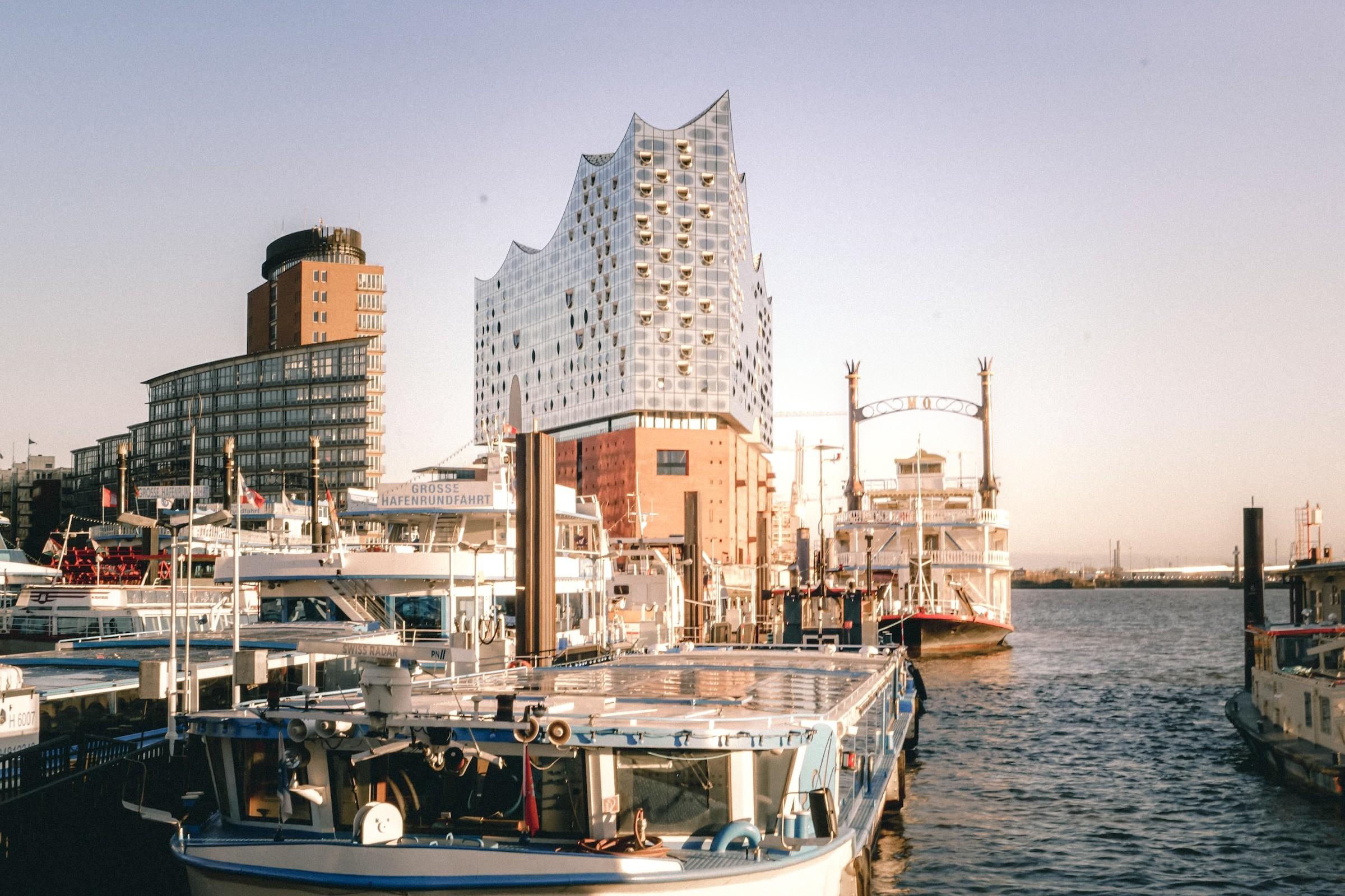 Hamburger Elbphilharmonie mit Ausflugsschiffen im Vordergrund