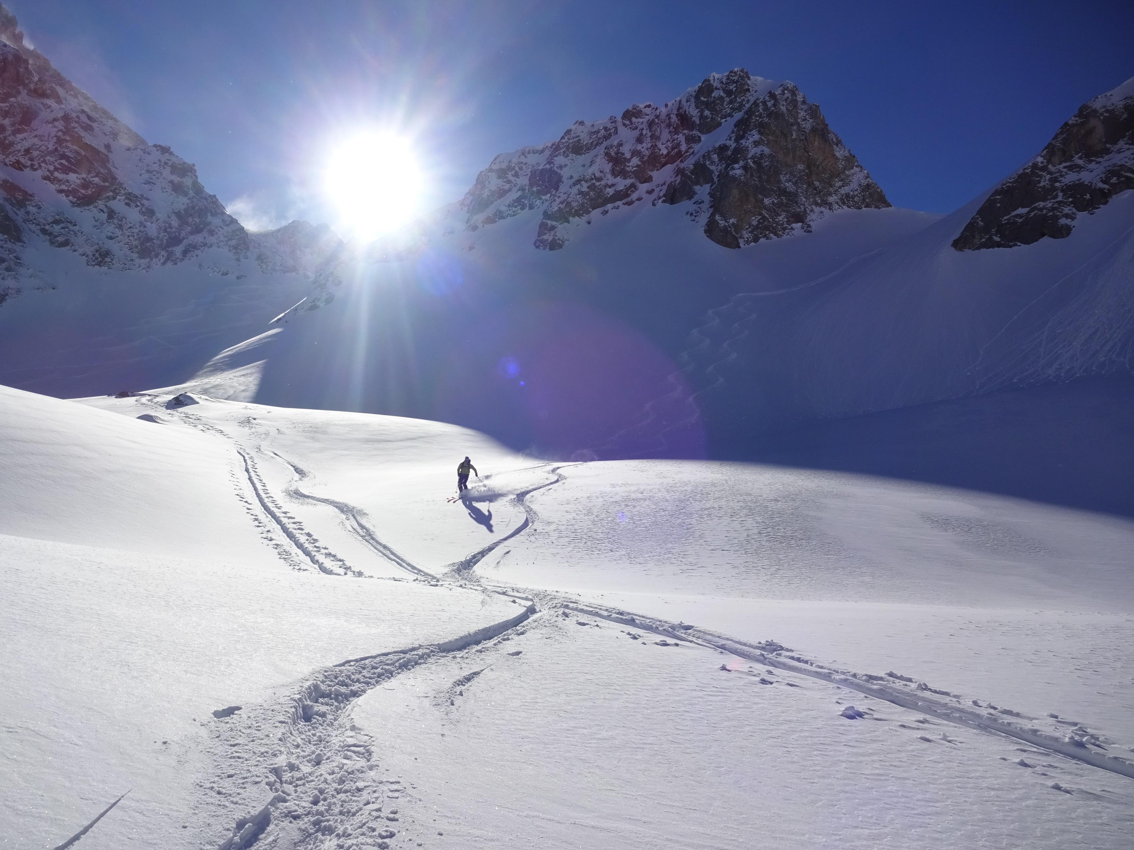 Ein Skifahrer fährt beim Skitouren-Kurs von Andreas Biberger einen Berg hinab