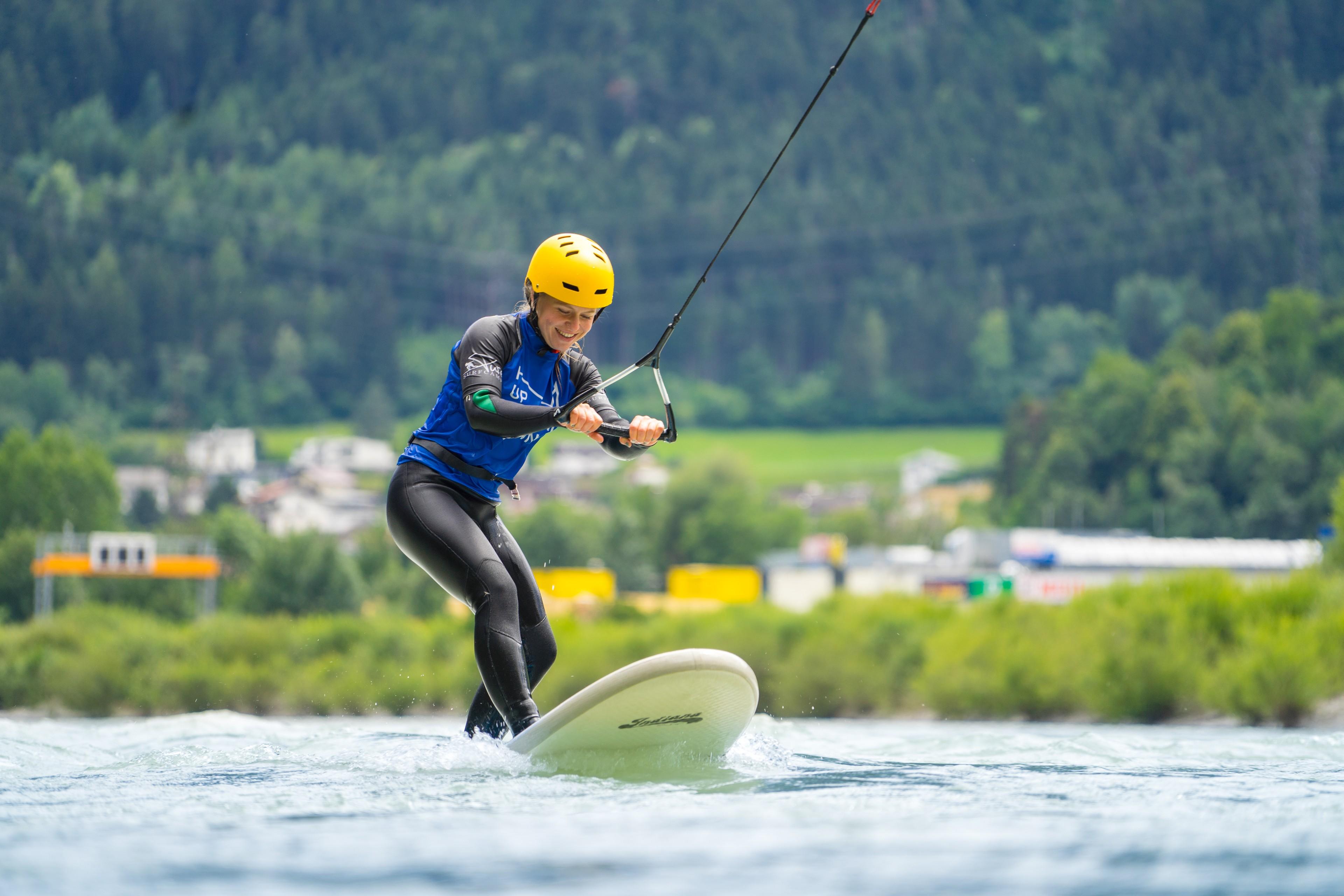 Fluss-Surferin auf dem Inn