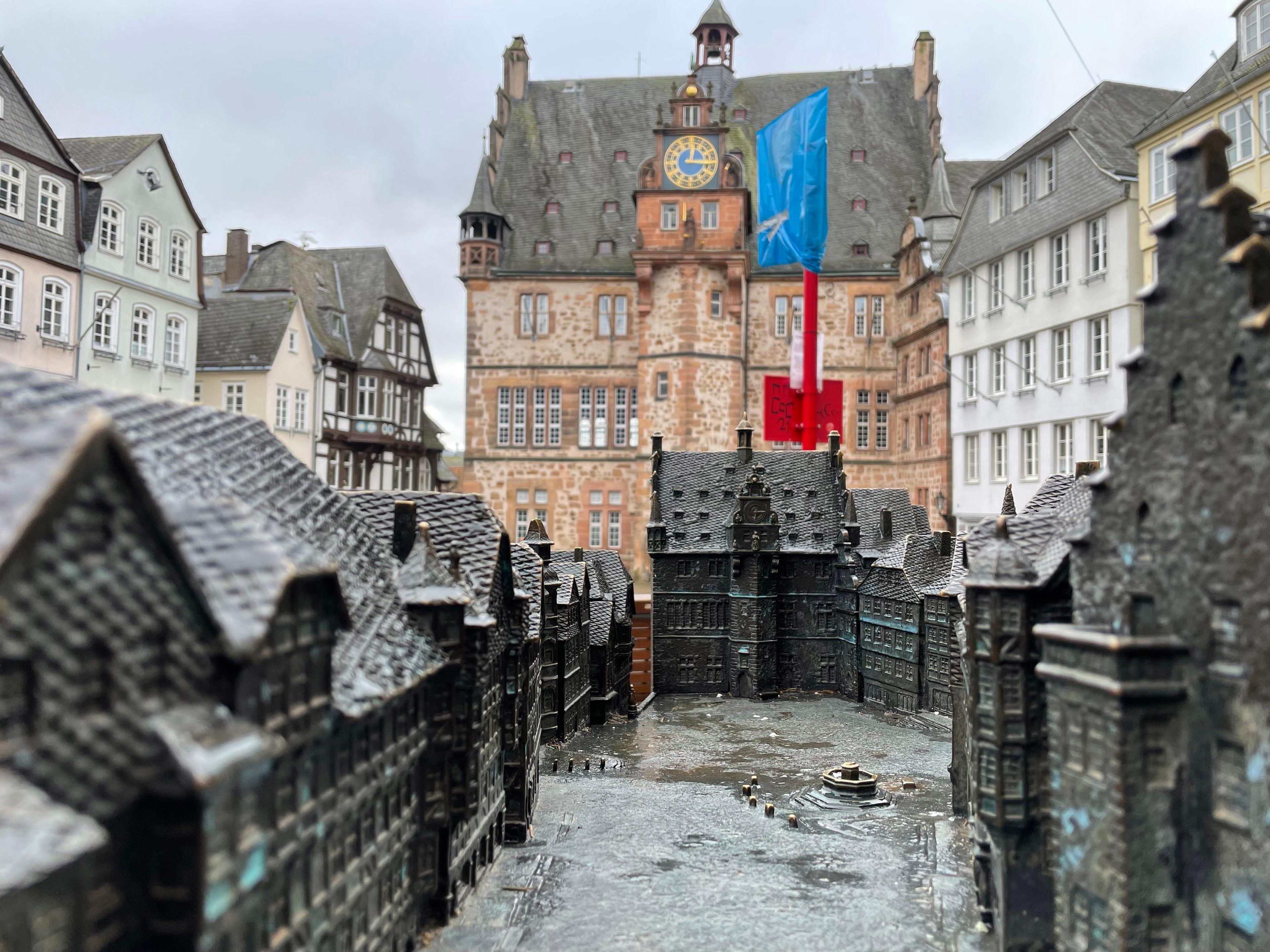 Miniatur der Marburger Altstadt mit Rathaus im Hintergrund