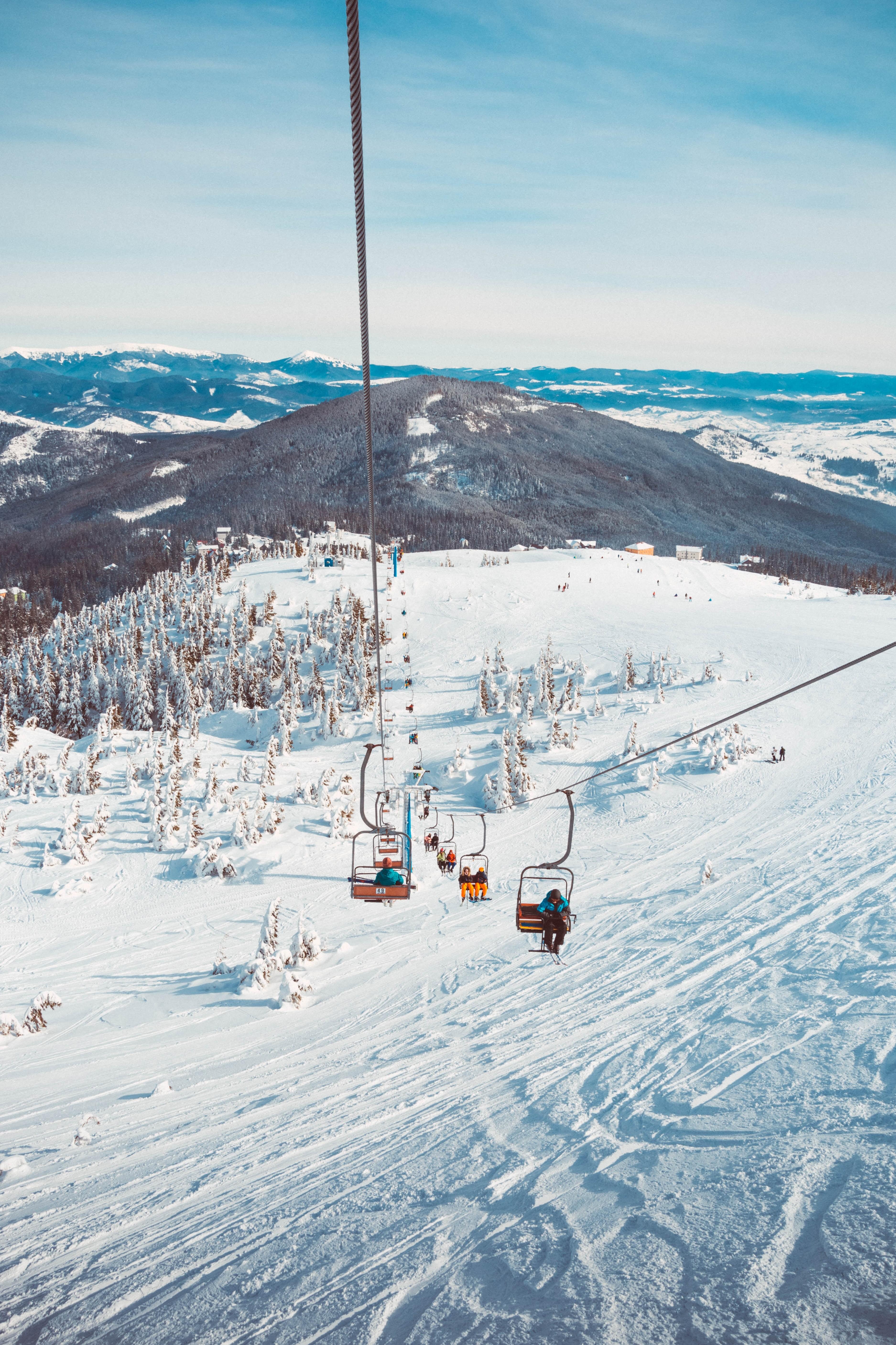 Ein Sessellift mit Skifahrer:innen