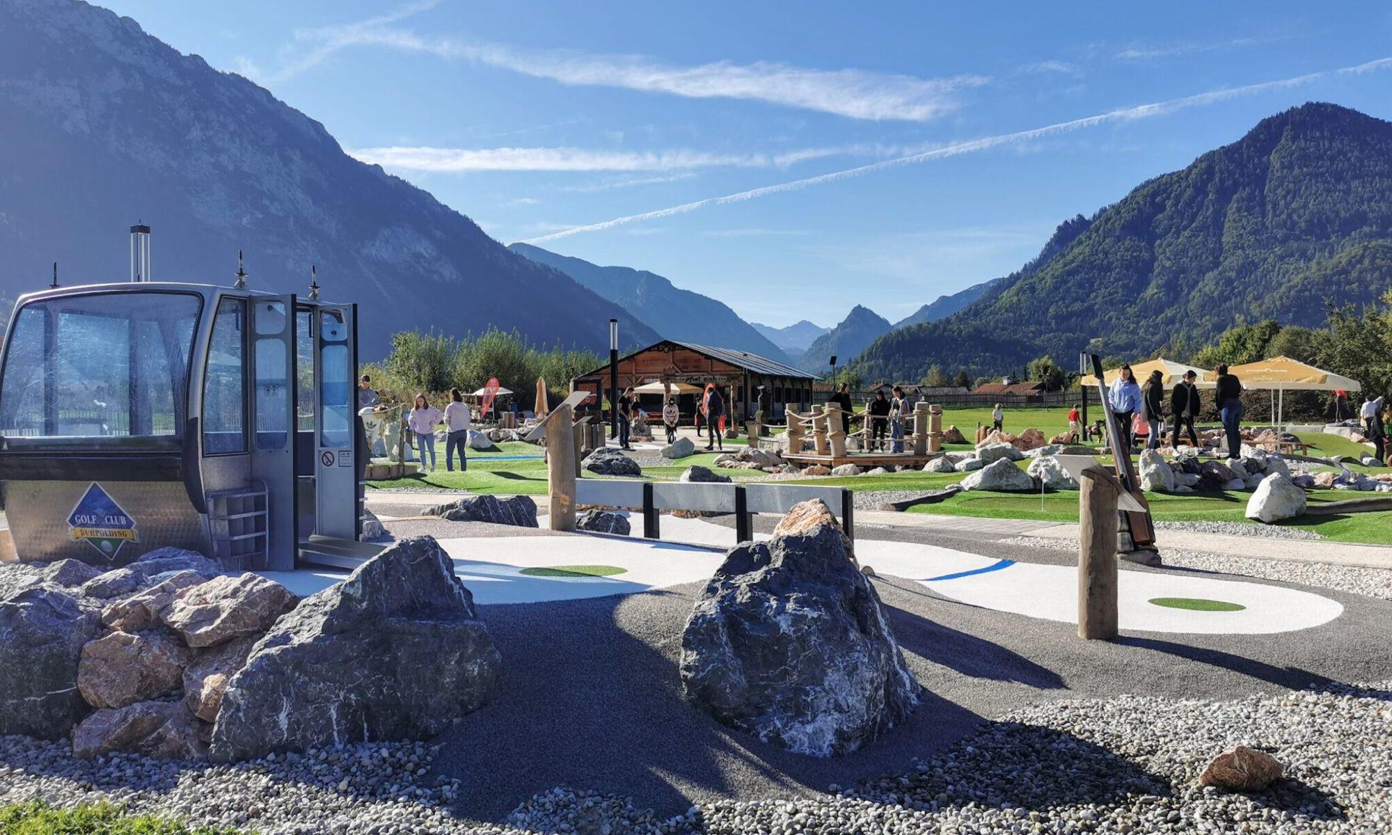 Adventure Golf Park Ruhpolding mit Gondel als Minigolf-Hindernis