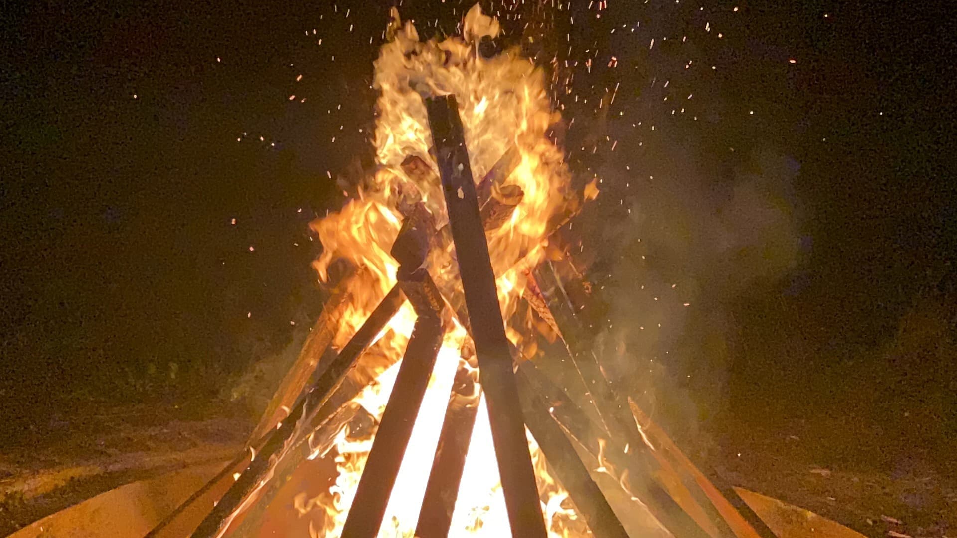 Lagerfeuer während einer Kakao-Zeremonie