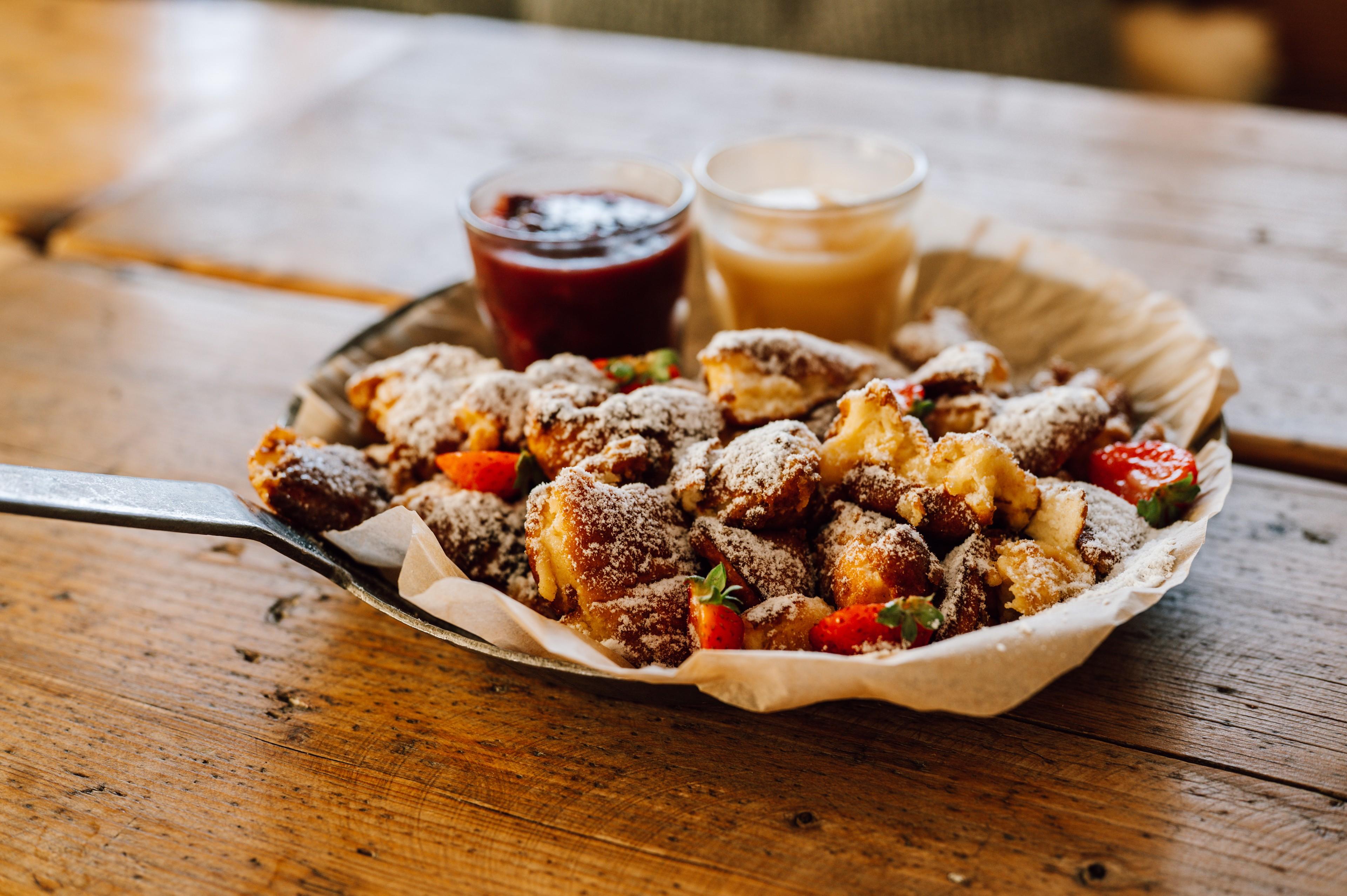Eine Pfanne mit Kaiserschmarrn auf der Kaiserschmarrn-Alm