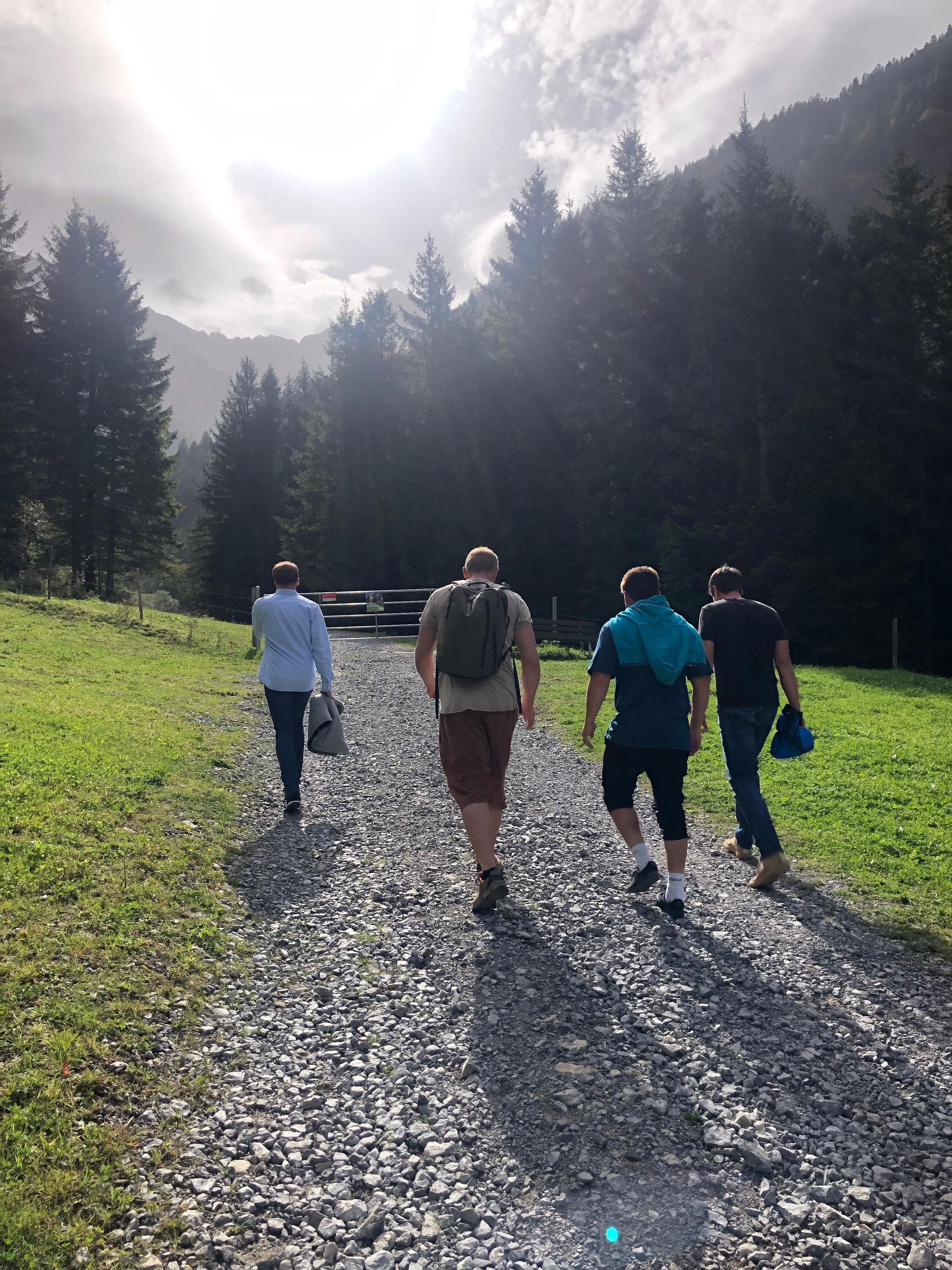 Vier Männer beim Wandern bei einem Männer-Retreat in Österreich