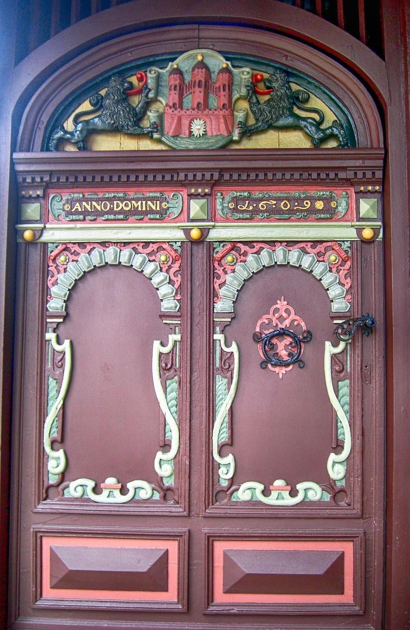 Historische Tür mit Malereien in Rendsburg