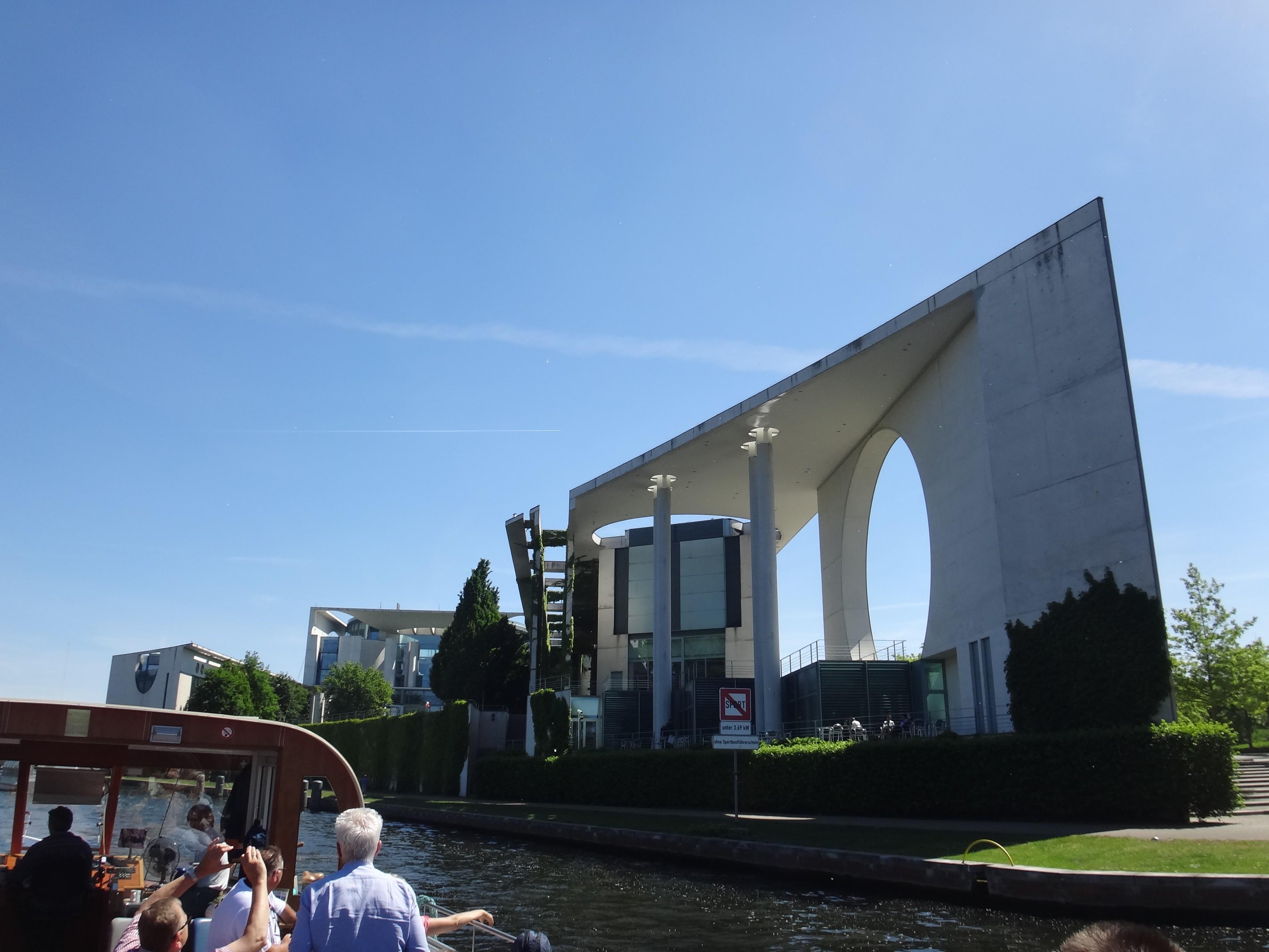 Personen auf einem Fahrgastschiff bei einer City-Tour auf der Spree durch Berlin