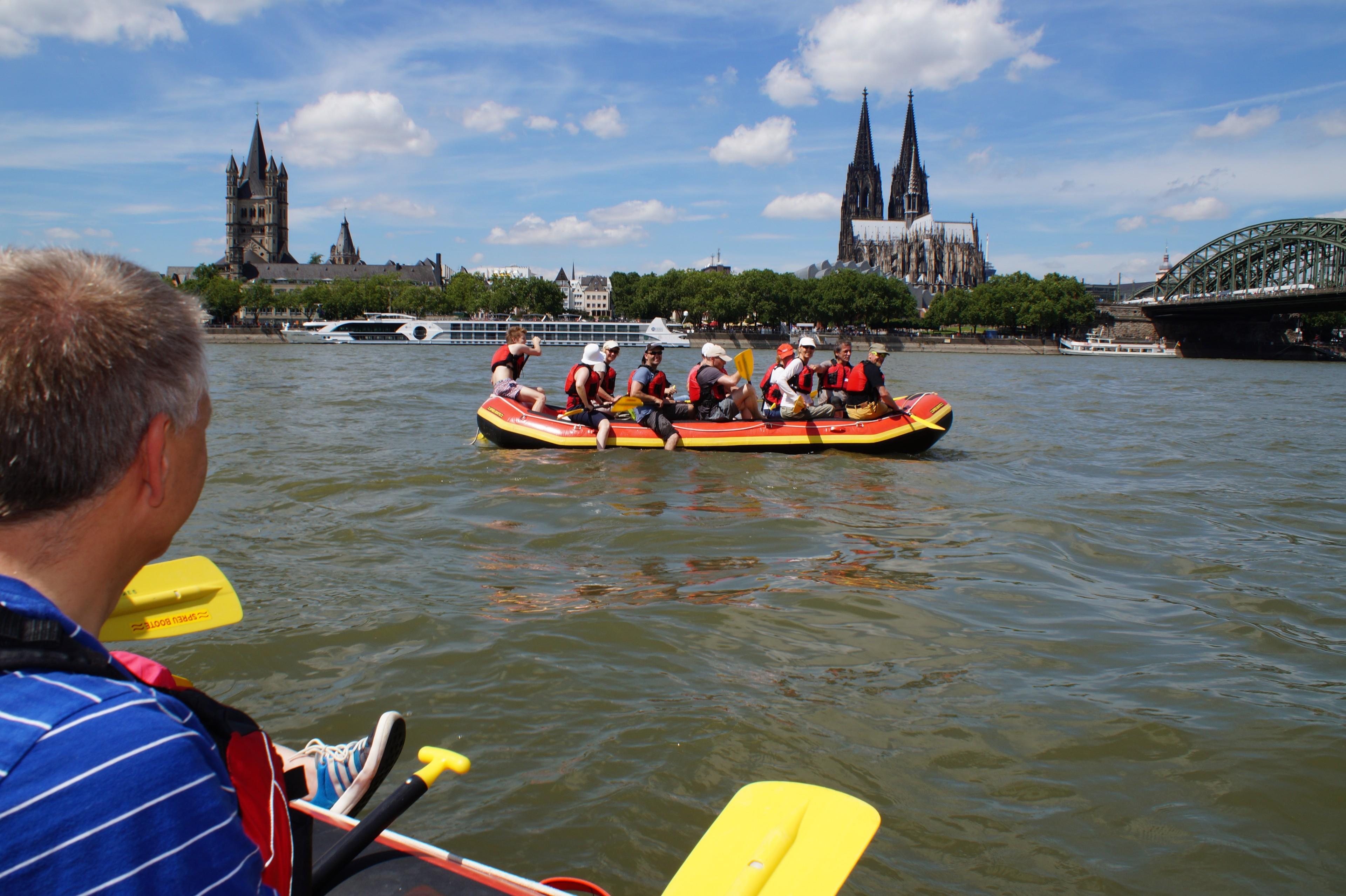 Zwei Boote bei einer Rafting-Tour auf dem Rhein vor dem Kölner Dom