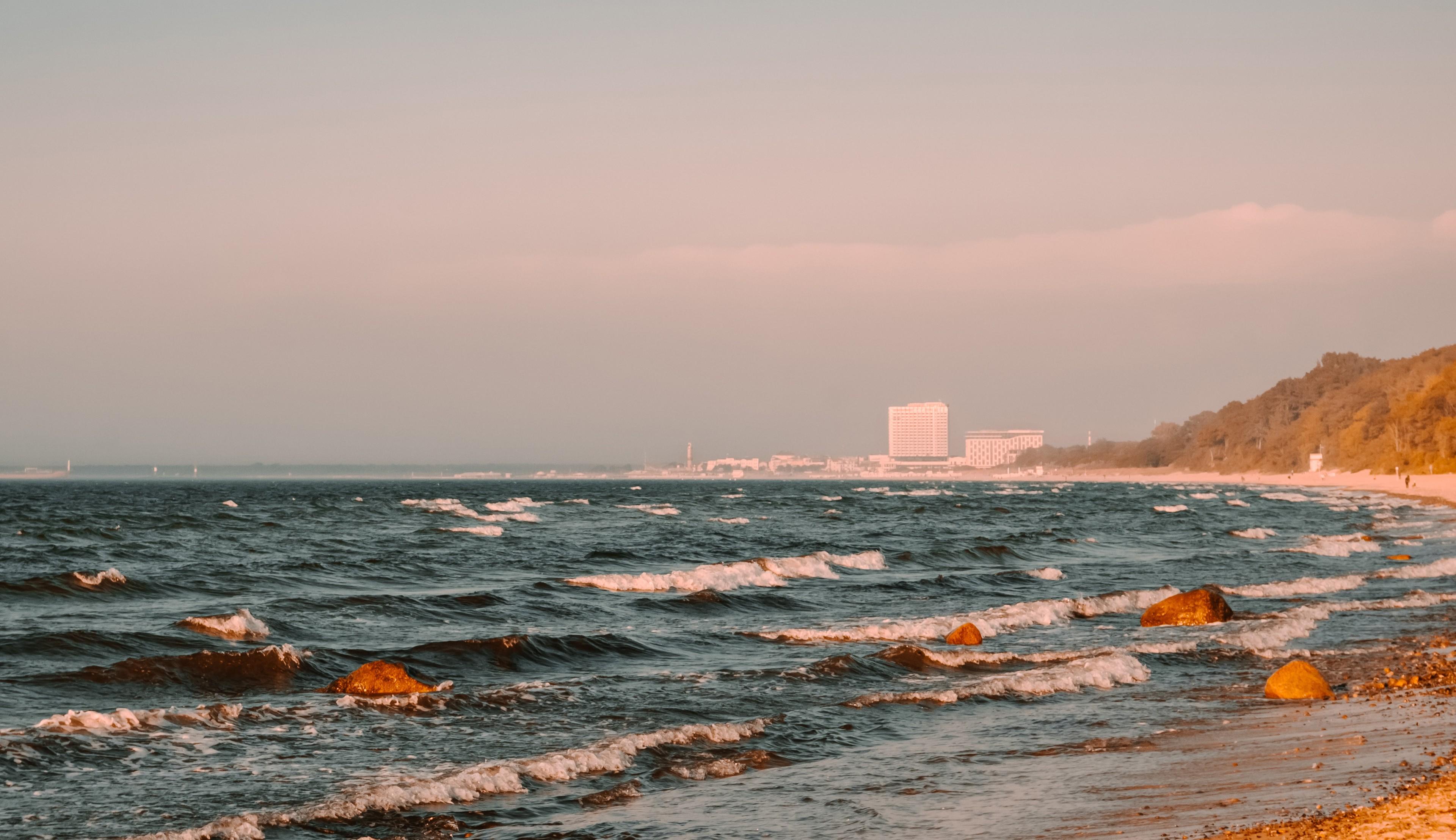 Kleine Wellen am Ostseestrand