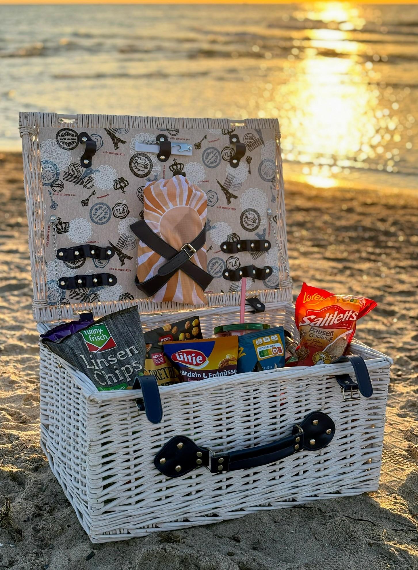 Ein Picknick-Set mit Snacks am Strand von Warnemünde