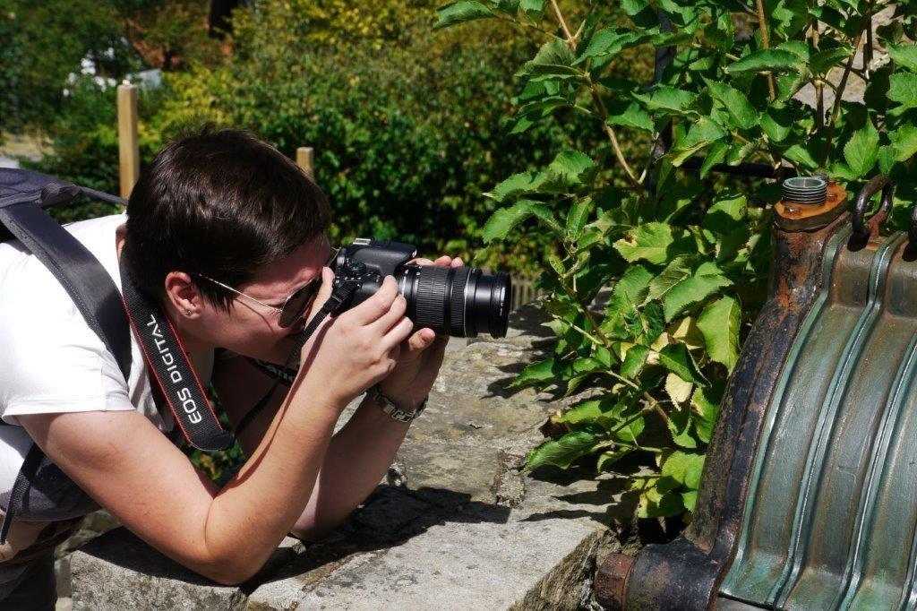 Ein Mann fotografiert etwas aus der Nähe