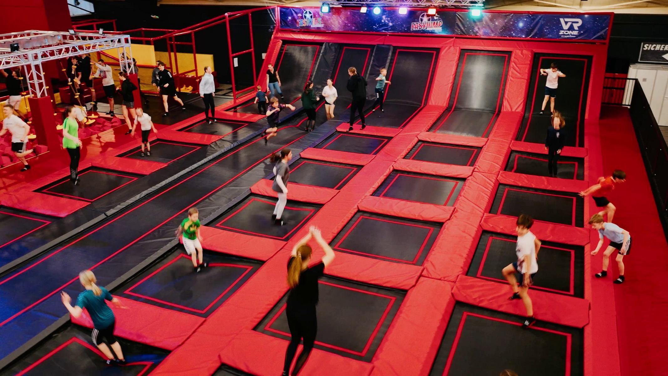 Kinder springen auf der Trampolinfläche im Trampolinpark EasyJump in Grömitz
