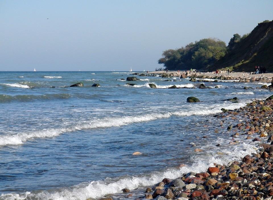 Strand mit Steinen an der Ostseeküste