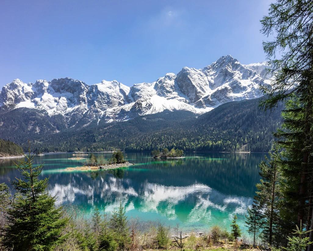 Der Eibsee mit den Alpen im Hintergrund