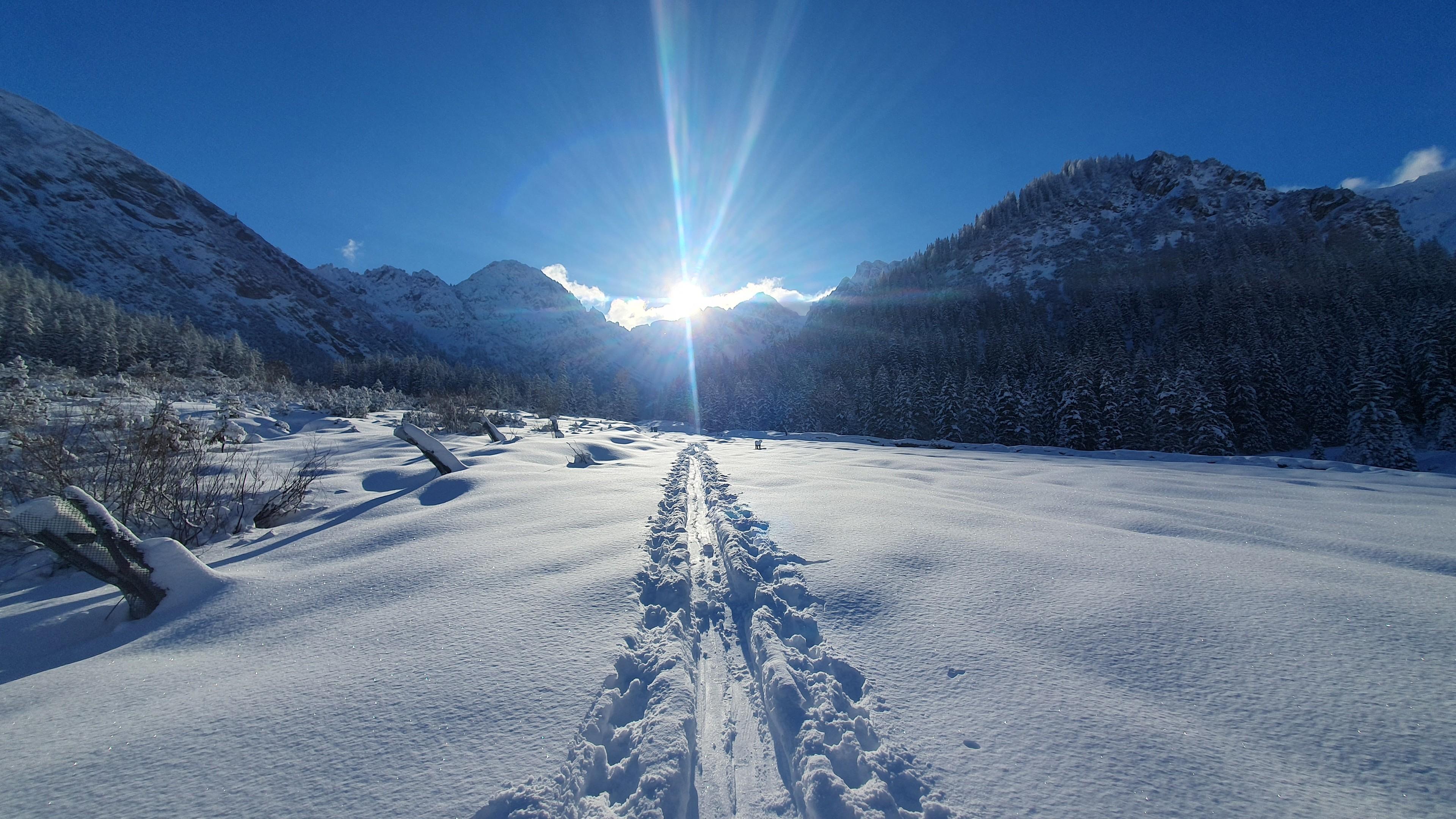 Eine verschneite Landschaft in den Alpen