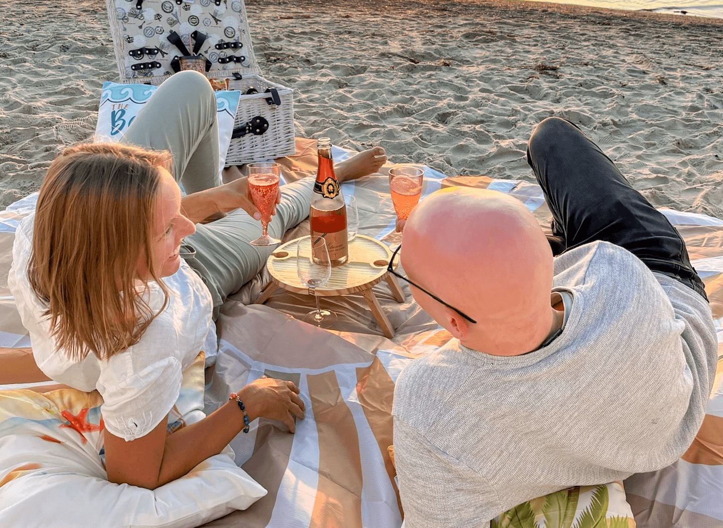 Zwei Personen genießen ein Picknick am Strand von Warnemünde