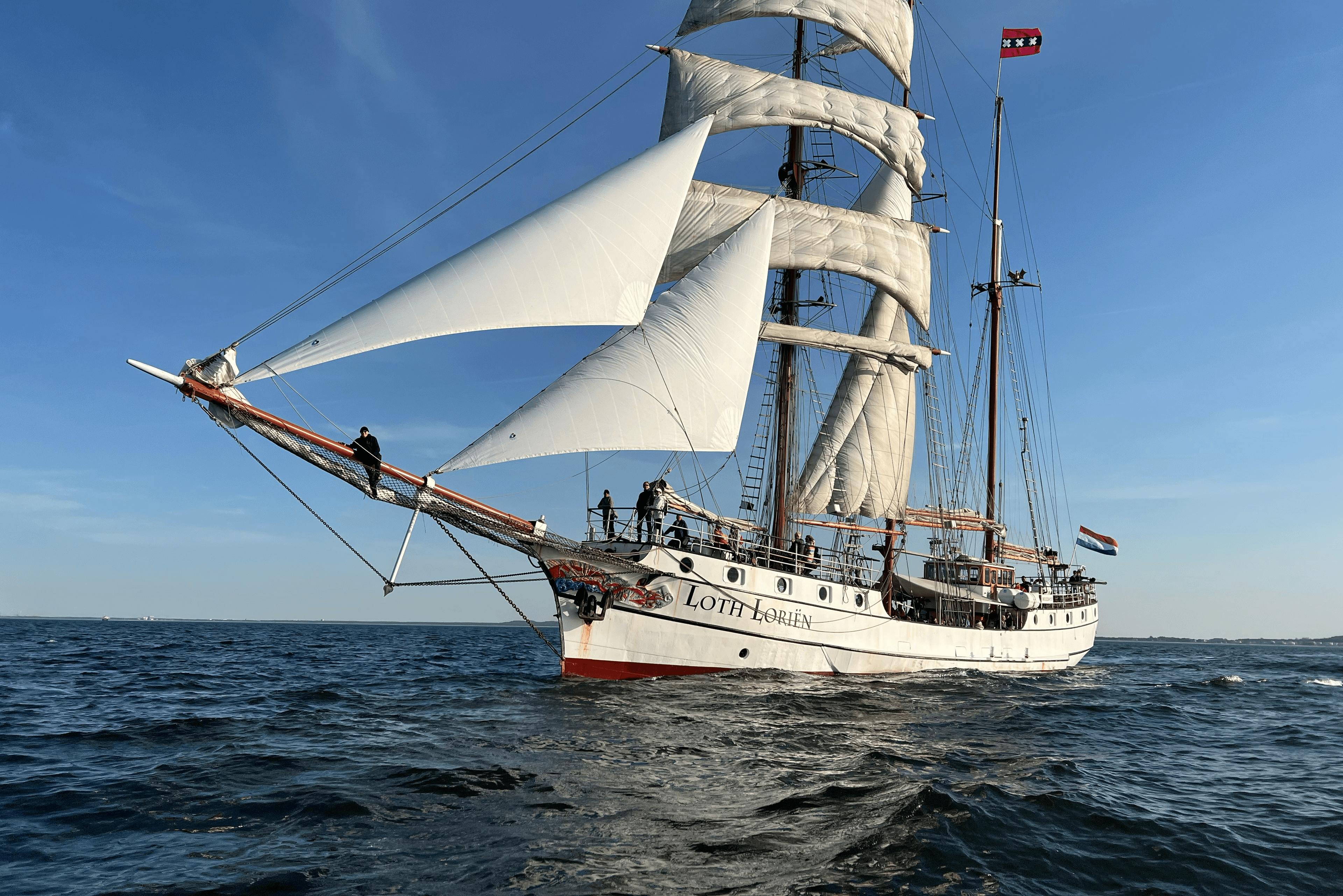 Segelschiff Loth Lorien mit geblähten Segeln auf der Ostsee
